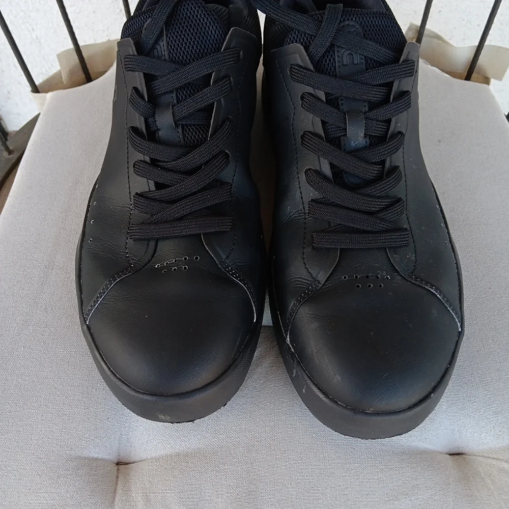 On Running Black Sneakers Casual Low-Top Design - Picture 3 of 9